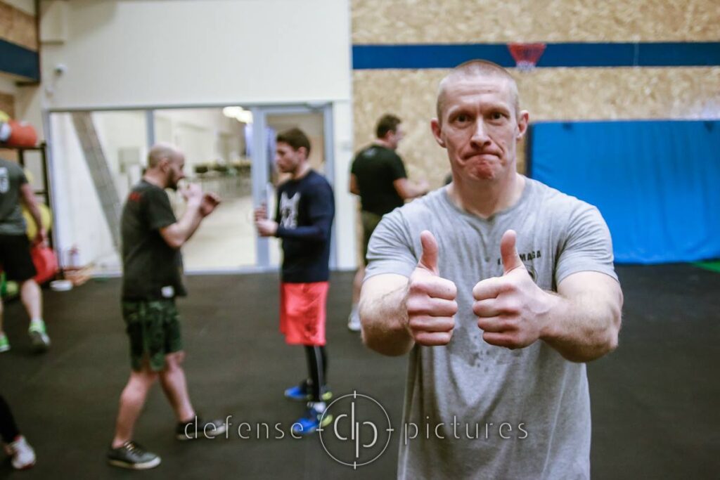Atilla Jonas, Expert Krav Maga, în timpul unui antrenament de autoapărare în Timișoara, alăturu de membrii KMTM